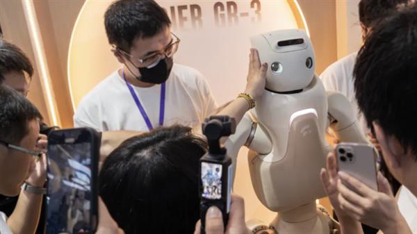 2025 世界机器人大会：这些 AI 机器人明星产品，你不能错过！
