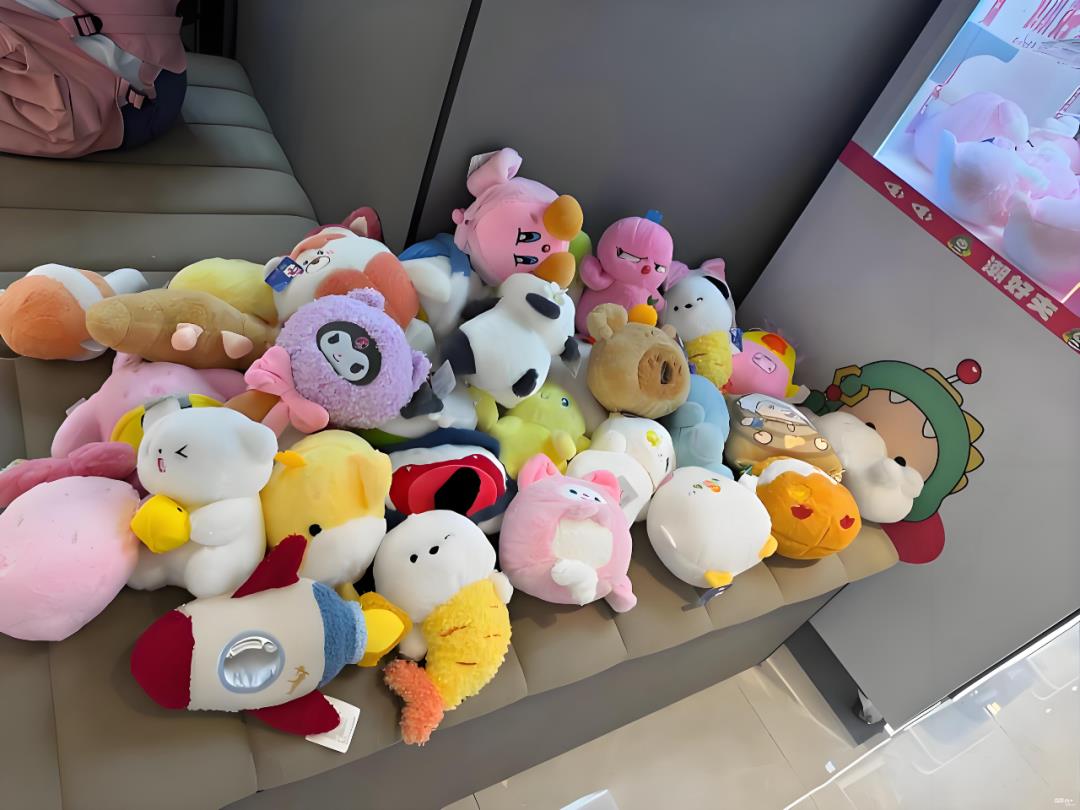 为什么“探鱼”店门口要放一台抓娃娃机？