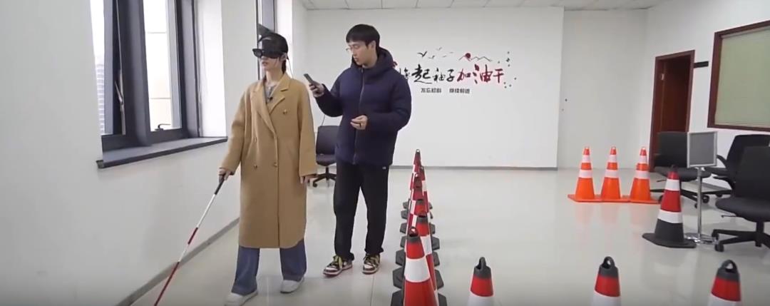 你是我的眼,AI眼镜让失明20年姑娘独立出行